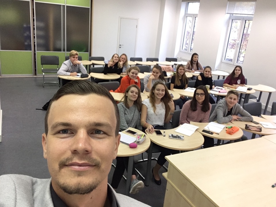 Александр Кочегаров с учениками в учебной аудитории